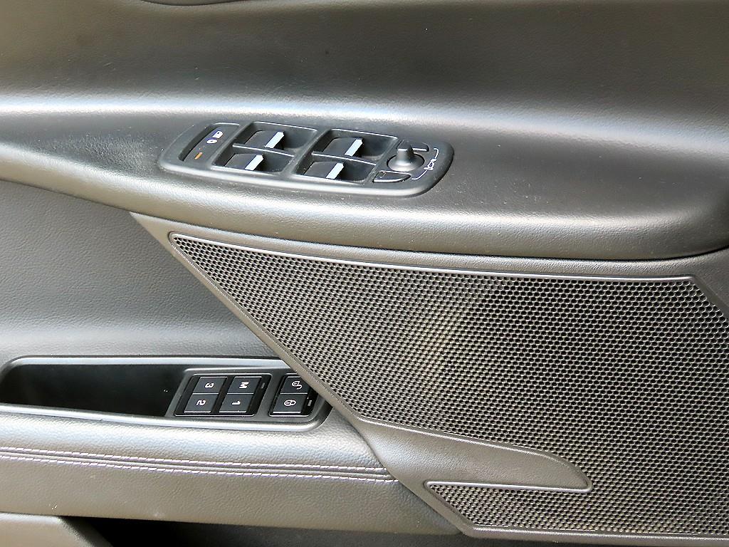 Jaguar XE — photo 11