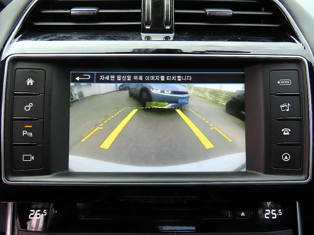 Jaguar XE — photo 14
