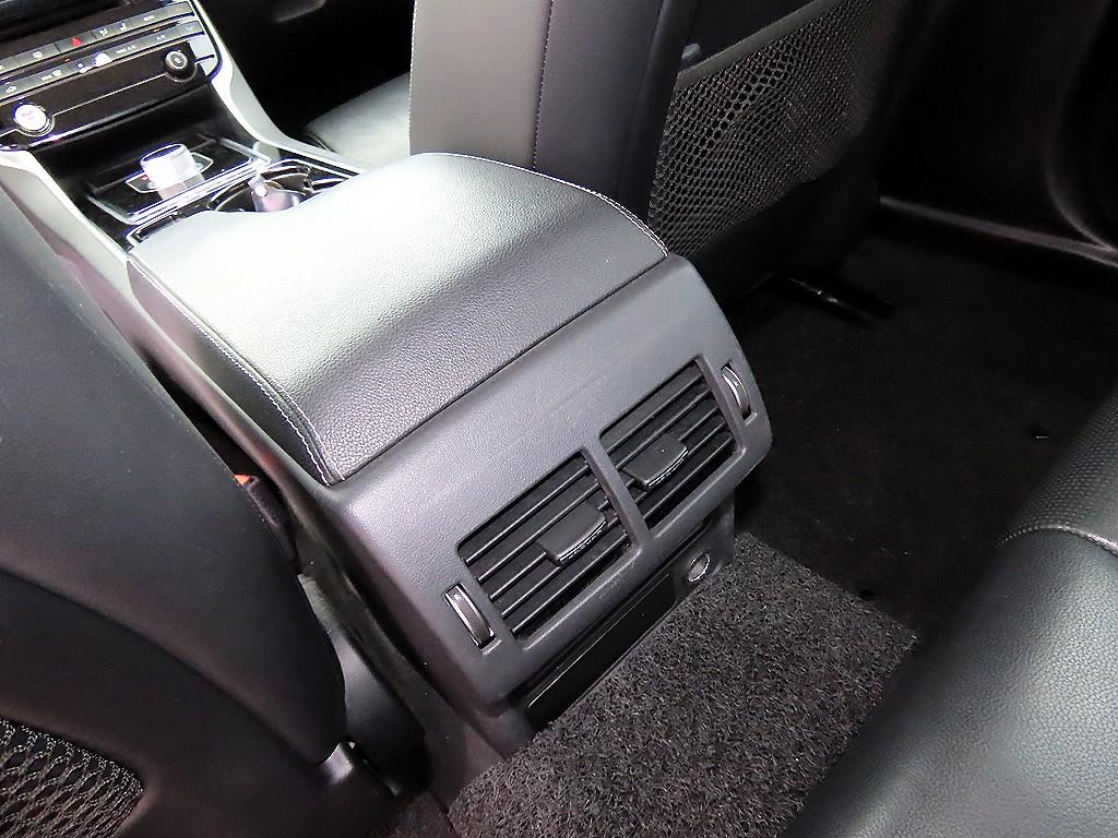Jaguar XE — photo 16