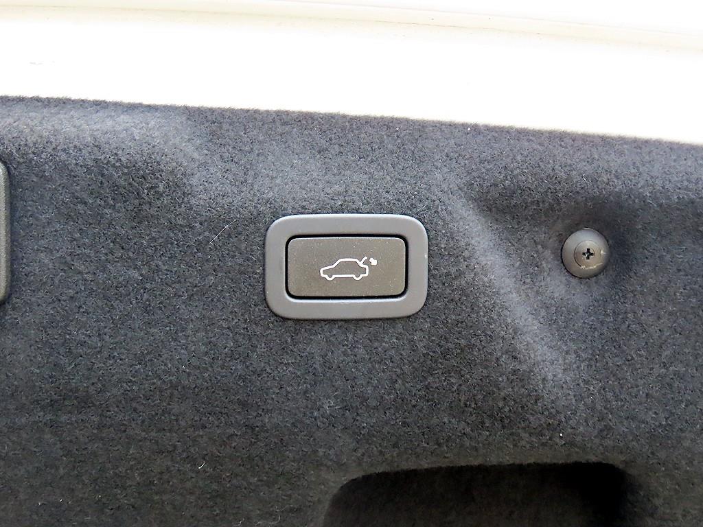 Jaguar XE — photo 17