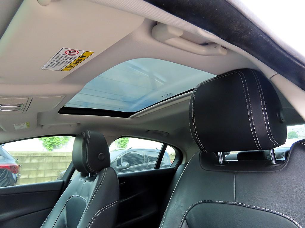 Jaguar XE — photo 18
