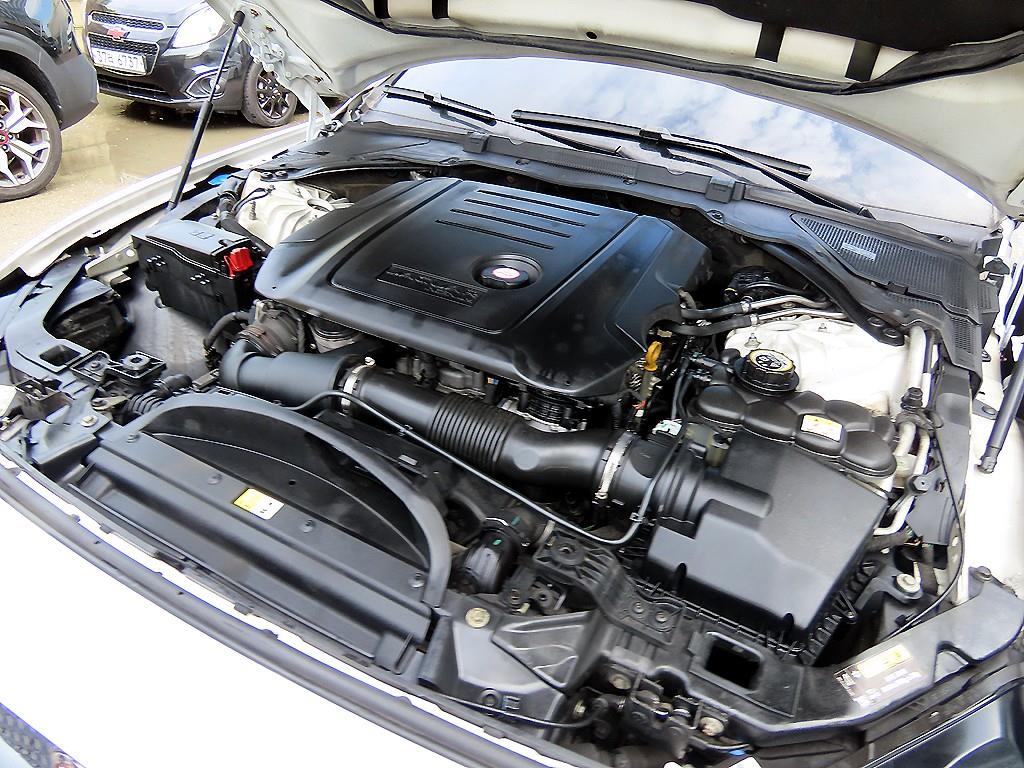 Jaguar XE — photo 19