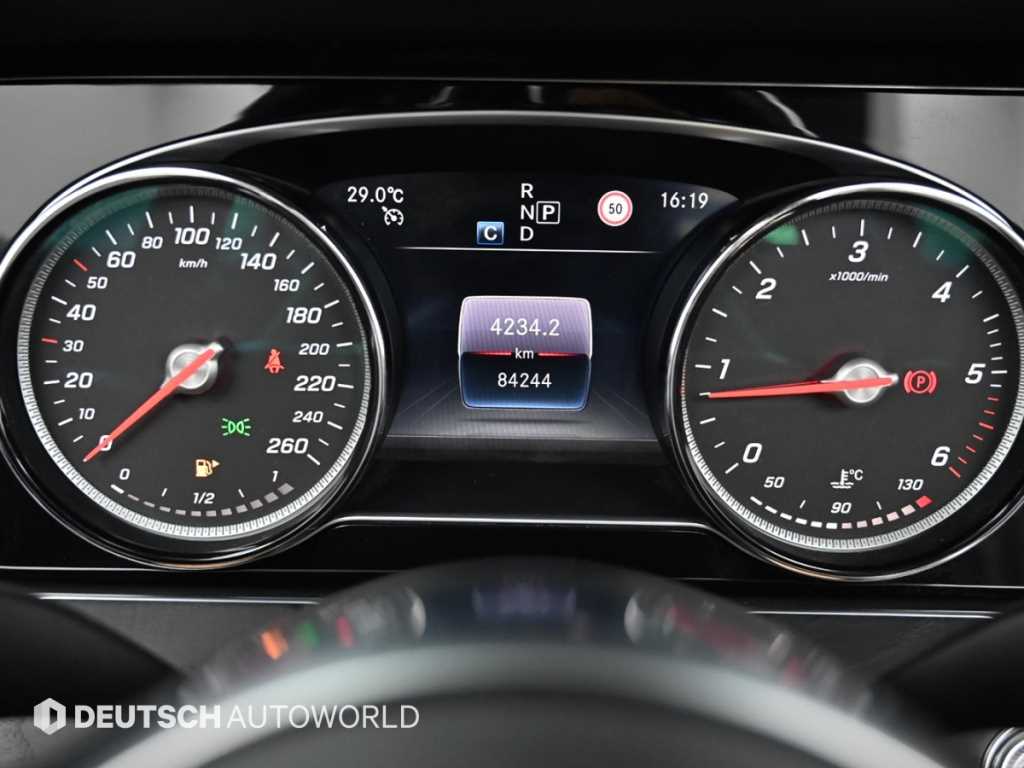 Mercedes-Benz E-Class — photo 08