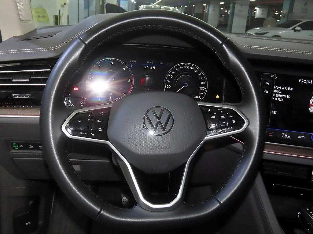 Volkswagen Touareg — photo 08