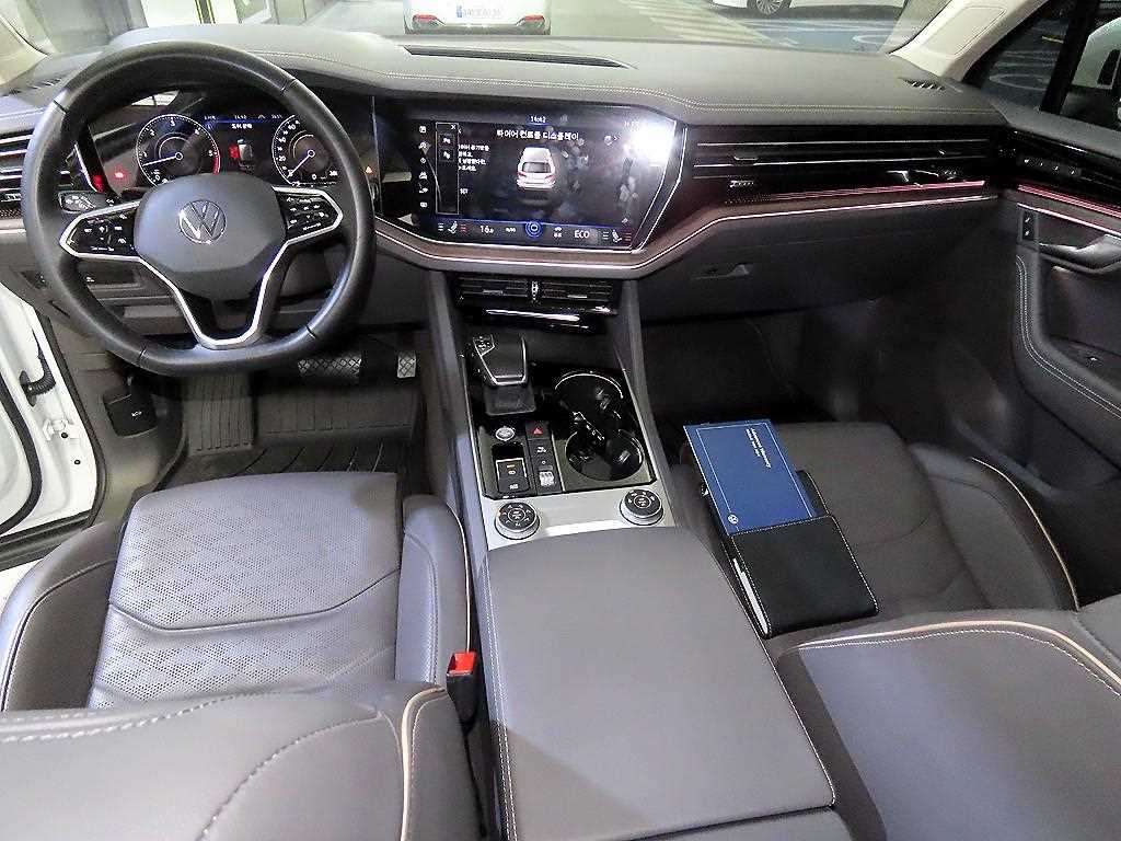 Volkswagen Touareg — photo 10