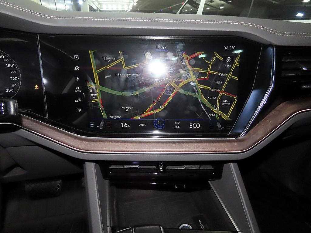 Volkswagen Touareg — photo 11