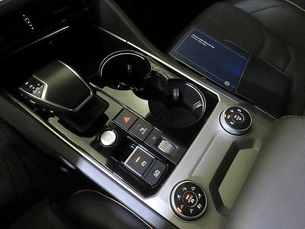 Volkswagen Touareg — photo 12