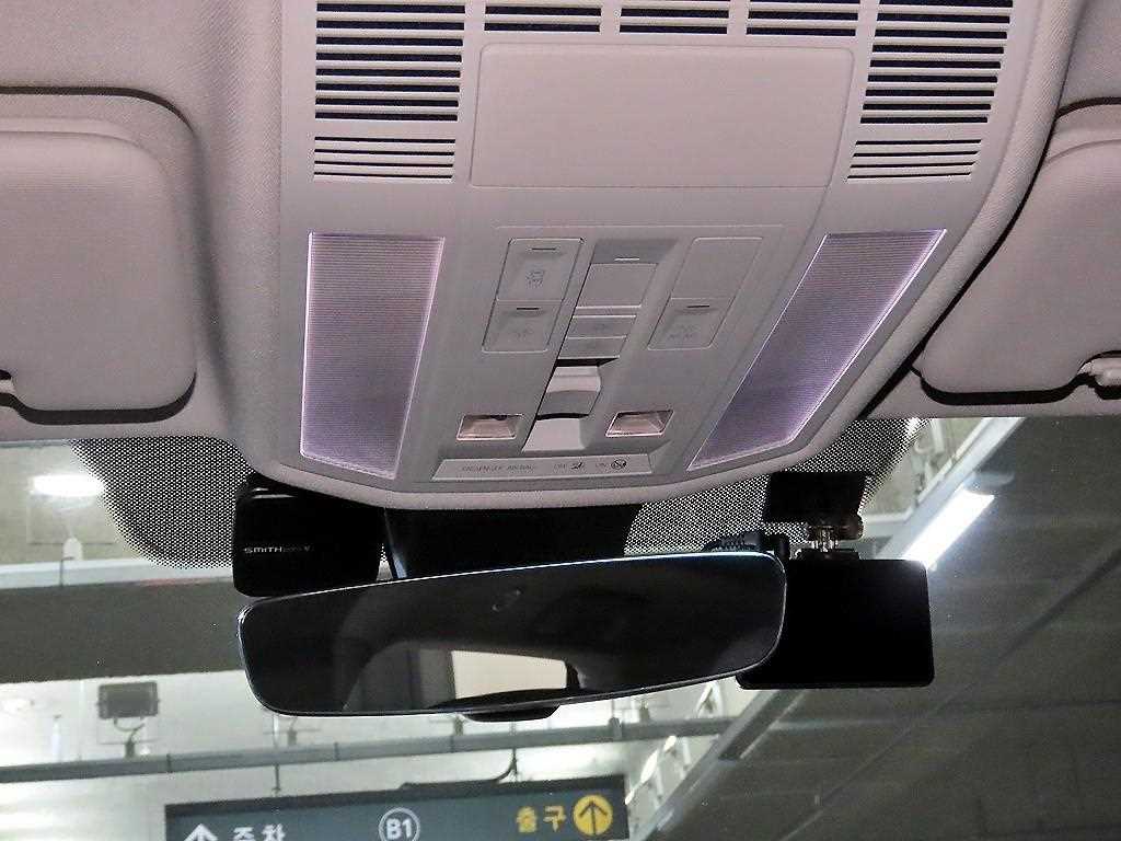 Volkswagen Touareg — photo 14