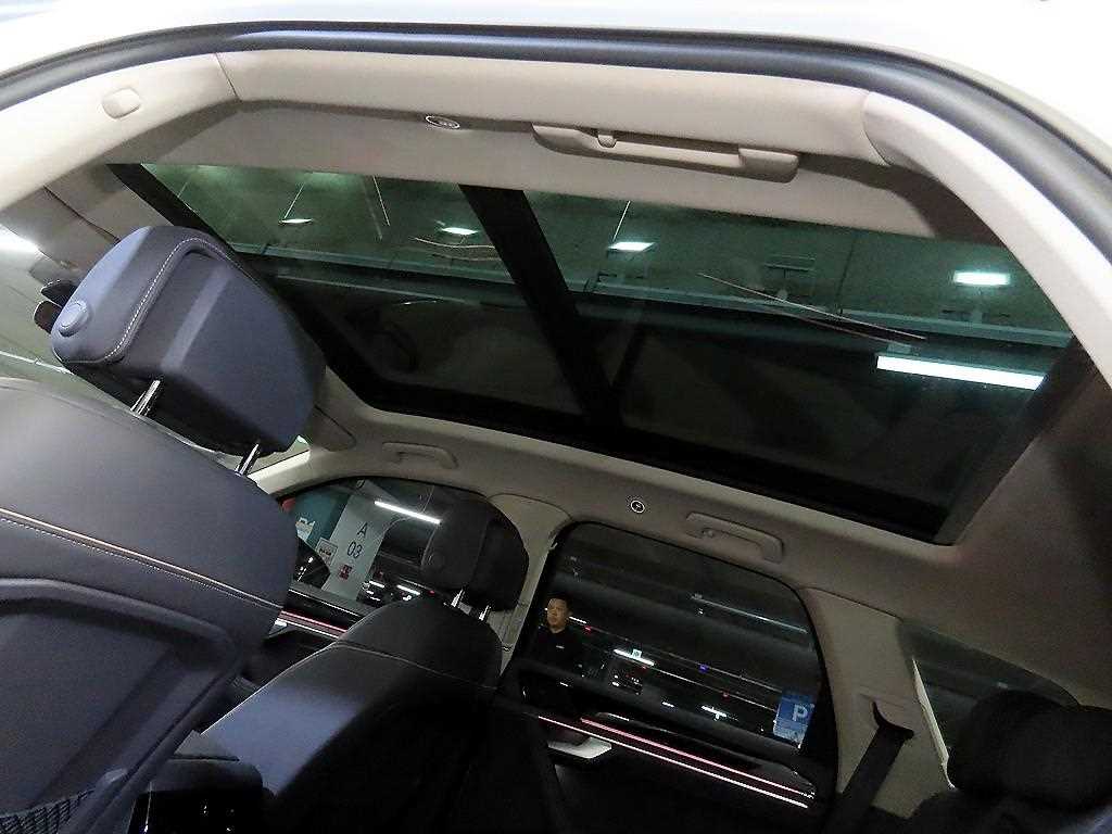 Volkswagen Touareg — photo 15