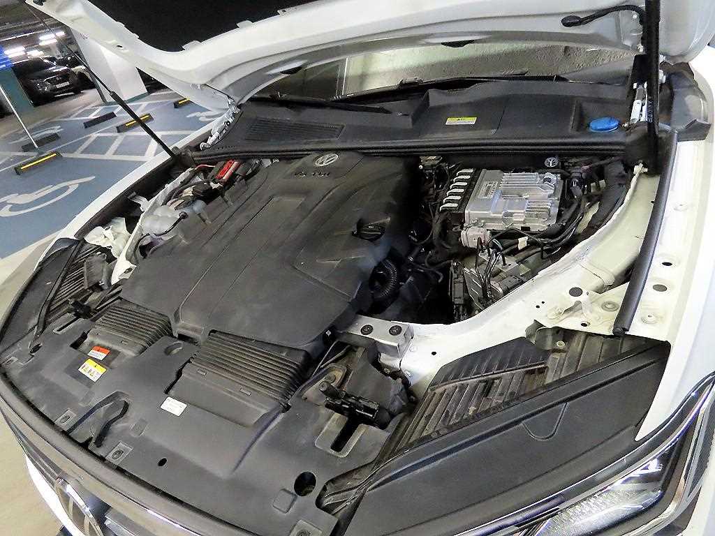 Volkswagen Touareg — photo 19
