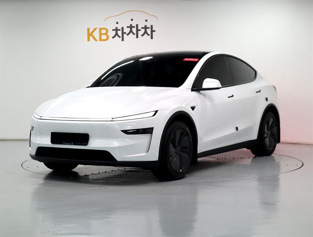 Tesla Model Y — photo 01