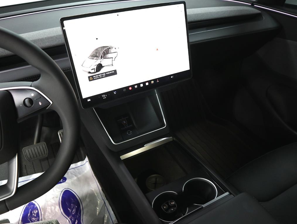 Tesla Model Y — photo 10