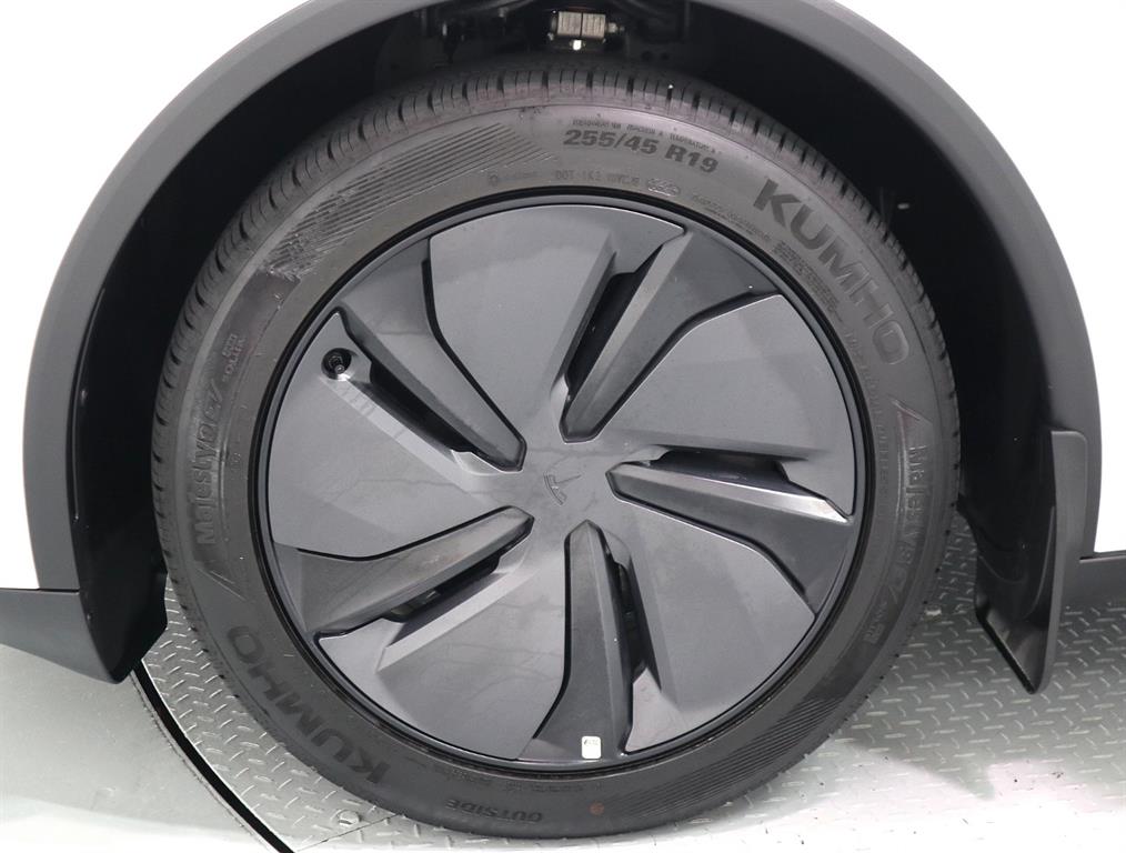 Tesla Model Y — photo 19