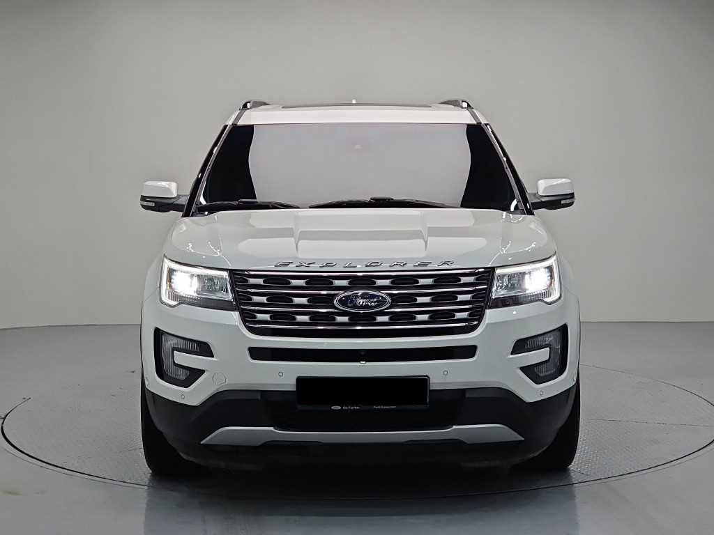 Ford Explorer — photo 02