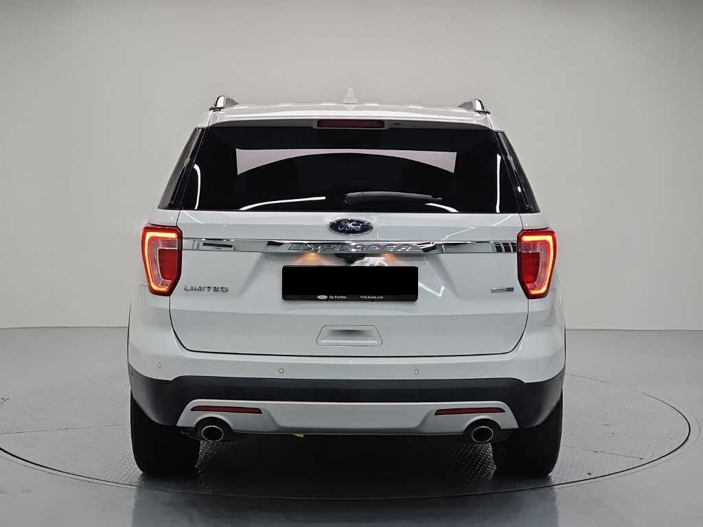Ford Explorer — photo 03
