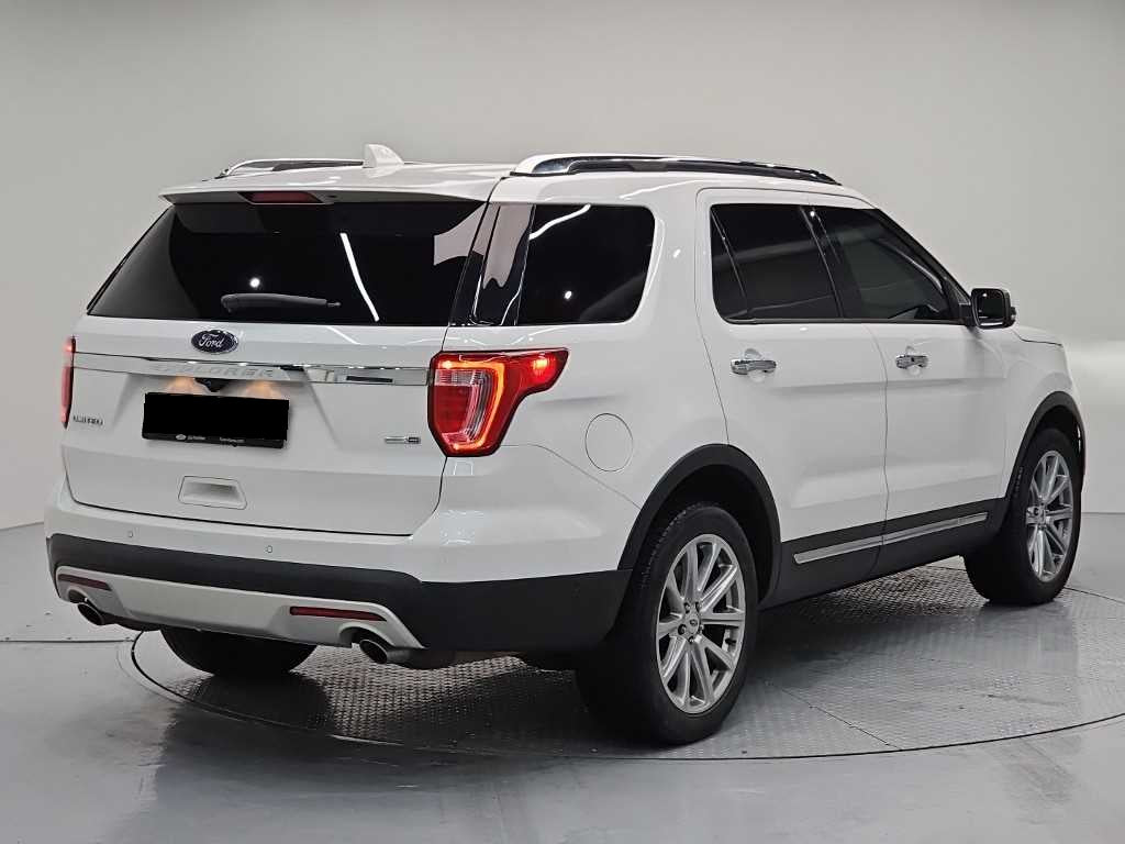 Ford Explorer — photo 04