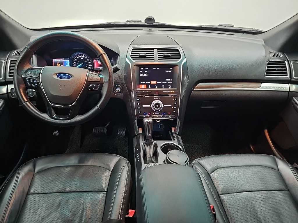 Ford Explorer — photo 07
