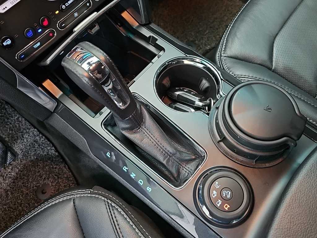 Ford Explorer — photo 08