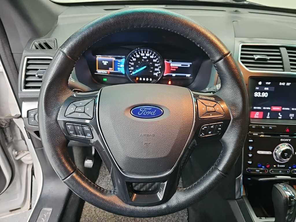 Ford Explorer — photo 09