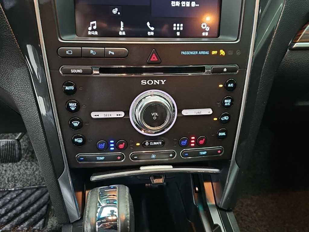 Ford Explorer — photo 10
