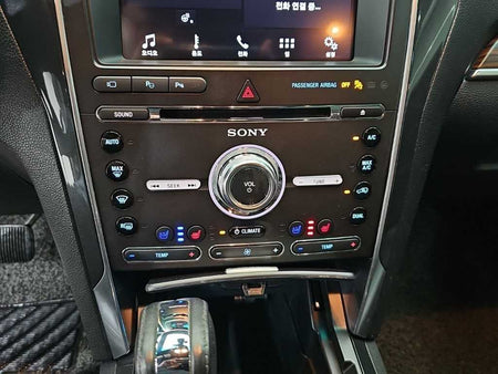 Ford Explorer — photo 10