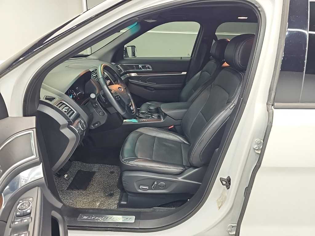 Ford Explorer — photo 11