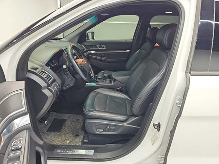 Ford Explorer — photo 11