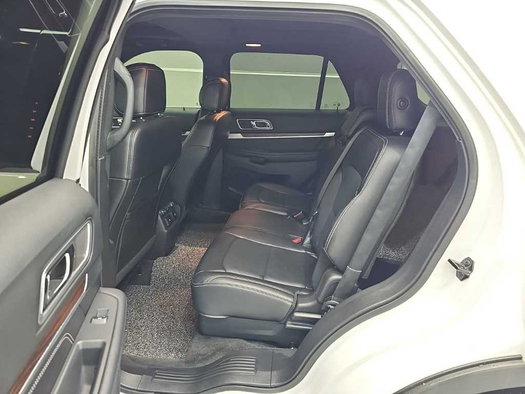 Ford Explorer — photo 12