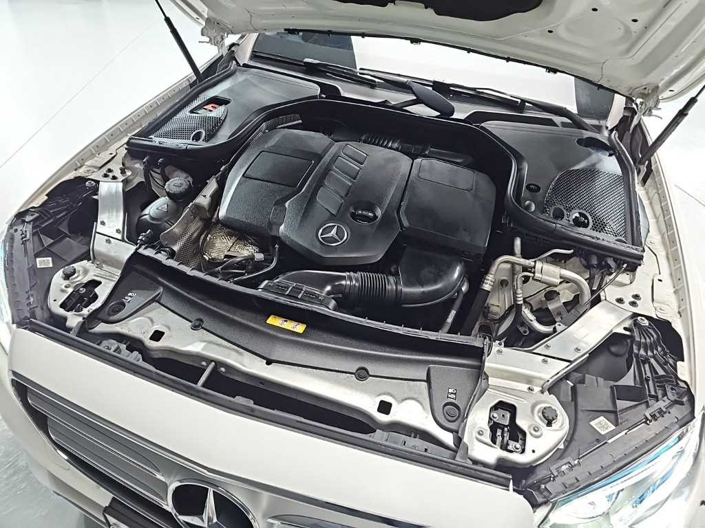 Mercedes-Benz E-Class — photo 05