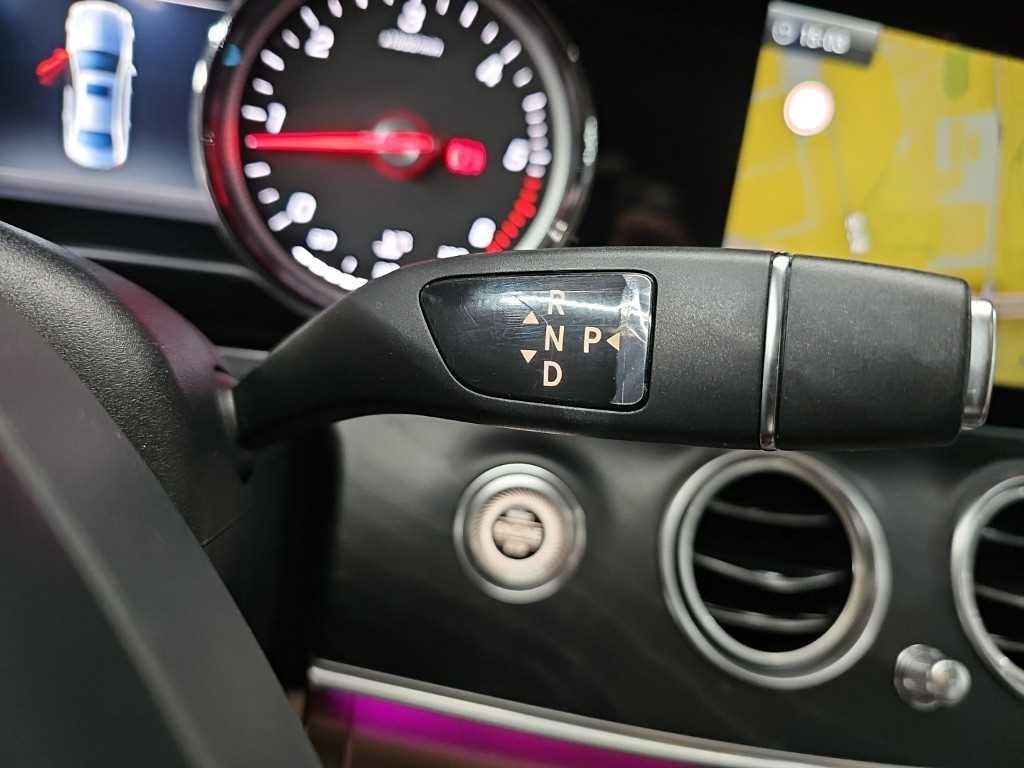 Mercedes-Benz E-Class — photo 08