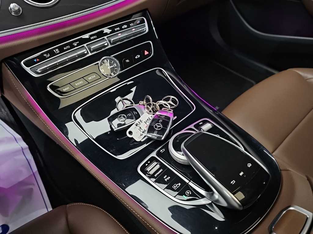 Mercedes-Benz E-Class — photo 10