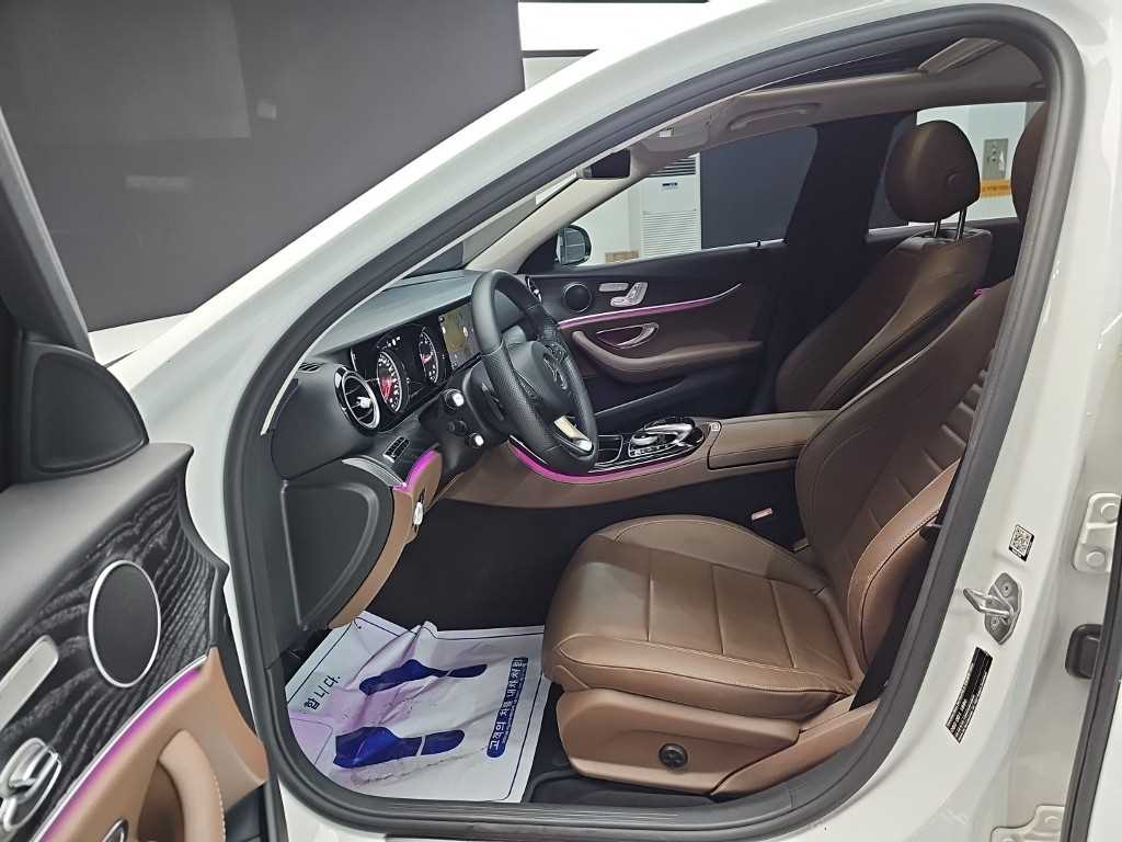 Mercedes-Benz E-Class — photo 11