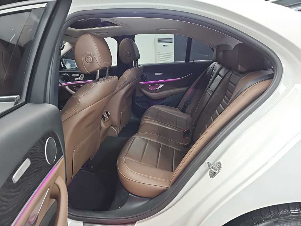 Mercedes-Benz E-Class — photo 12