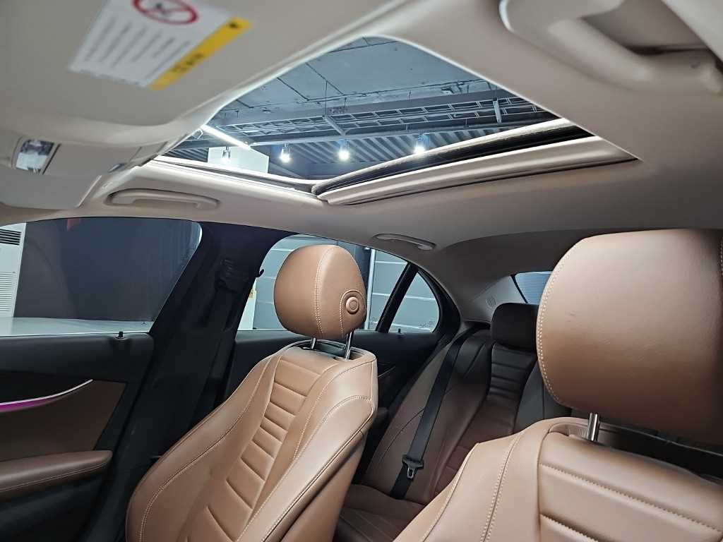Mercedes-Benz E-Class — photo 14