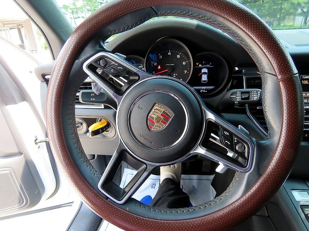 Porsche Macan — photo 08