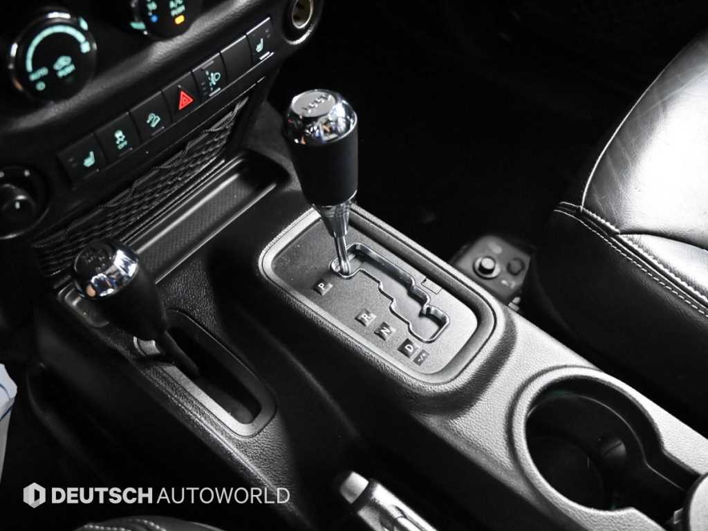 Jeep Wrangler — photo 09