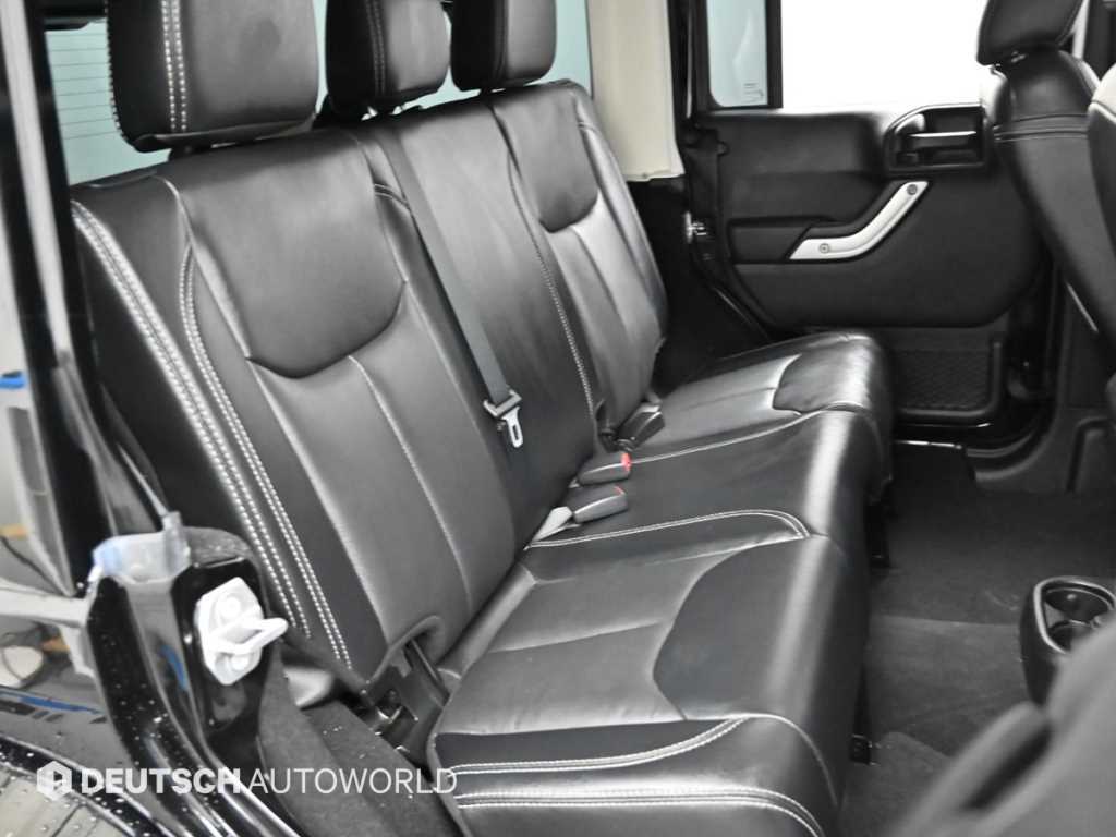 Jeep Wrangler — photo 12