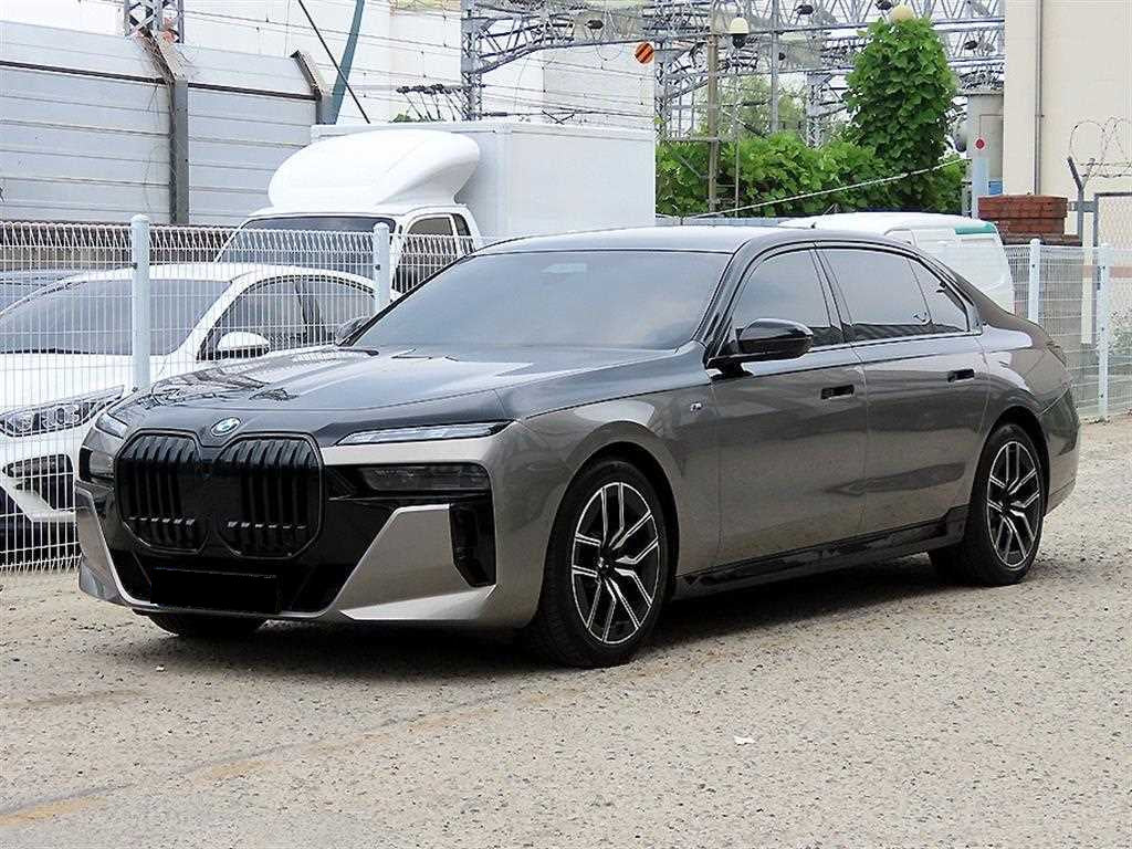 BMW 7-Series — photo 02