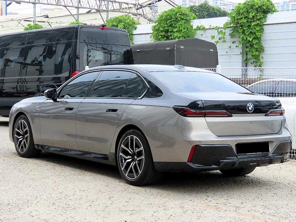 BMW 7-Series — photo 03
