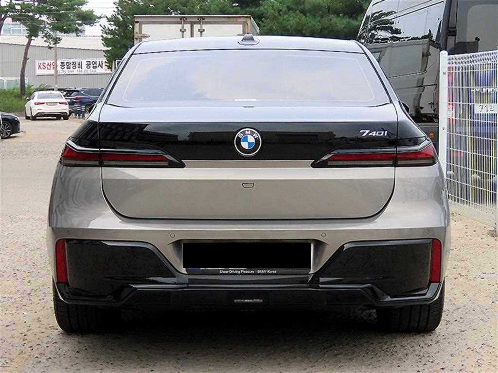 BMW 7-Series — photo 04