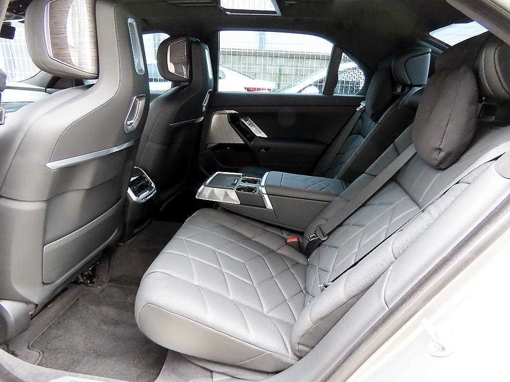 BMW 7-Series — photo 06