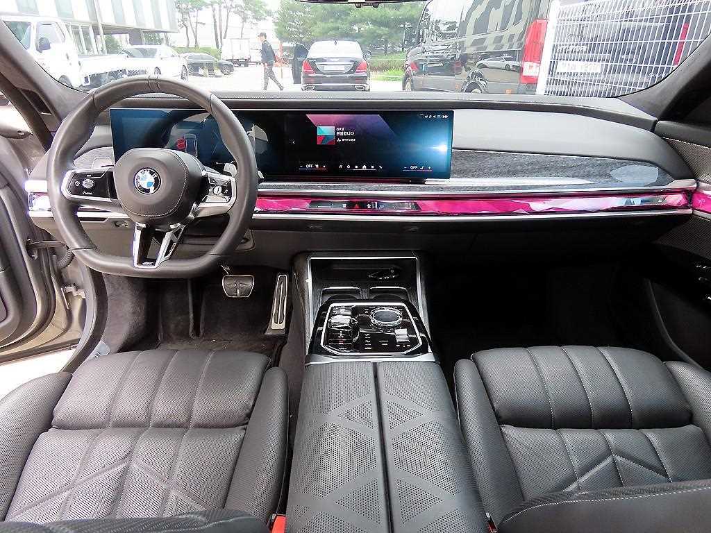 BMW 7-Series — photo 07