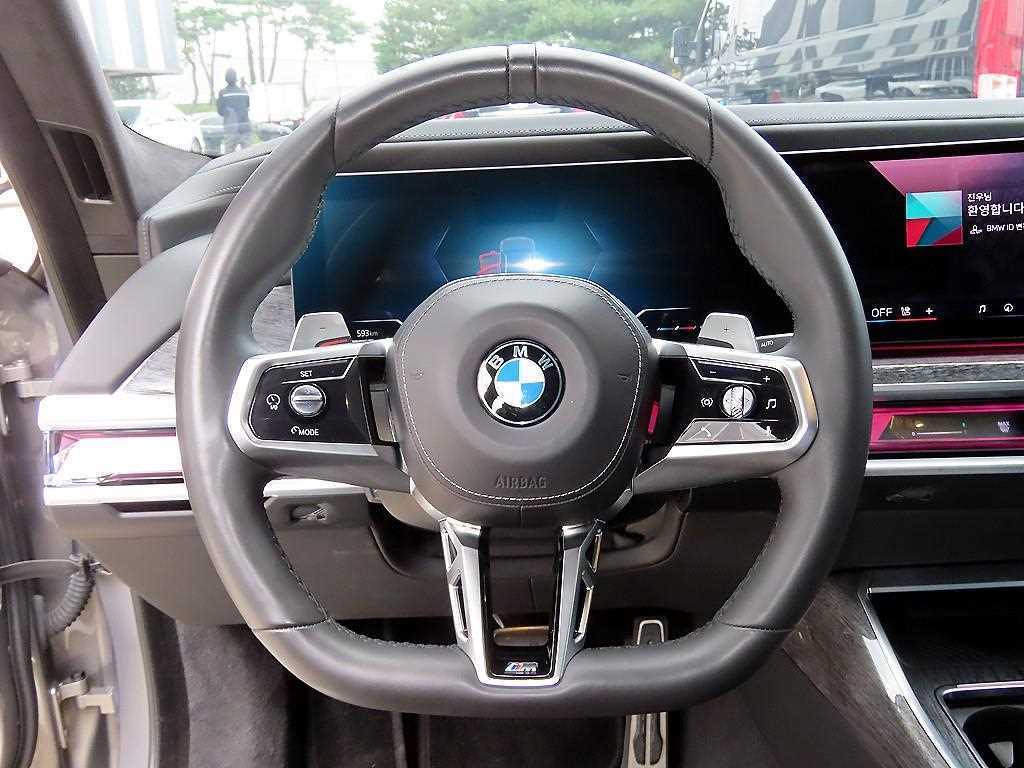 BMW 7-Series — photo 08