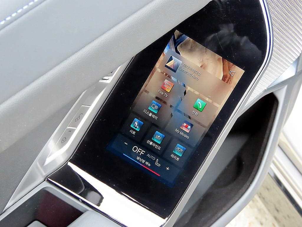 BMW 7-Series — photo 12