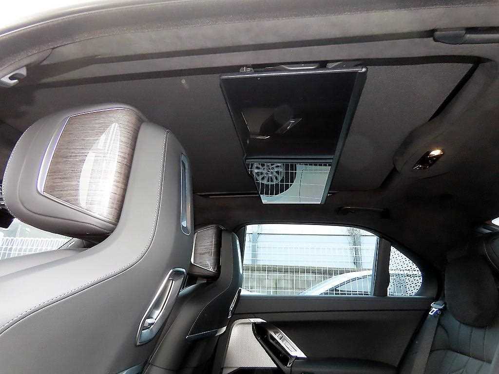 BMW 7-Series — photo 13