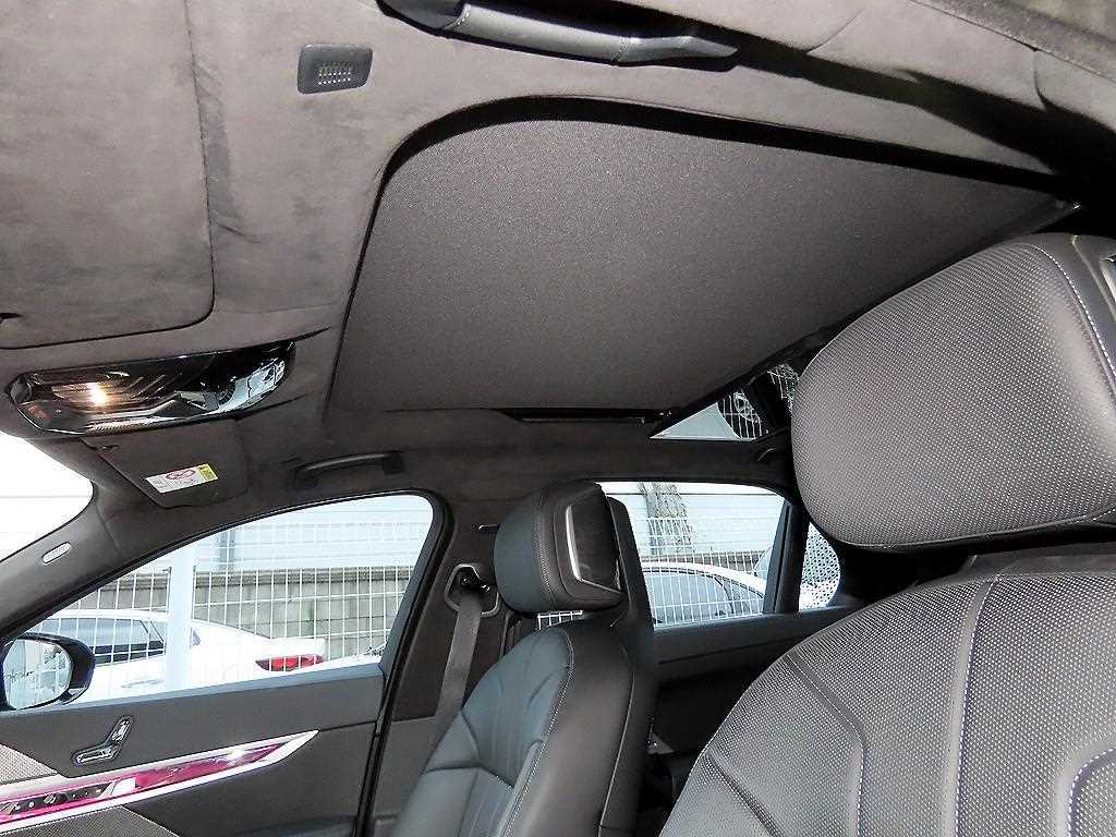 BMW 7-Series — photo 14