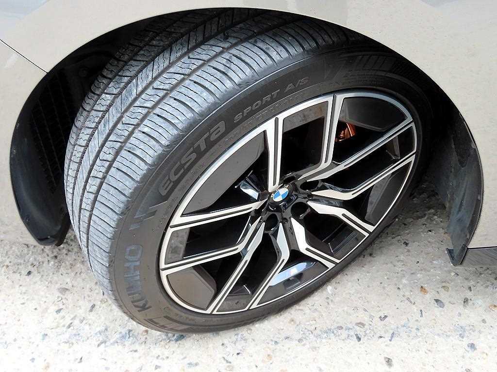 BMW 7-Series — photo 20