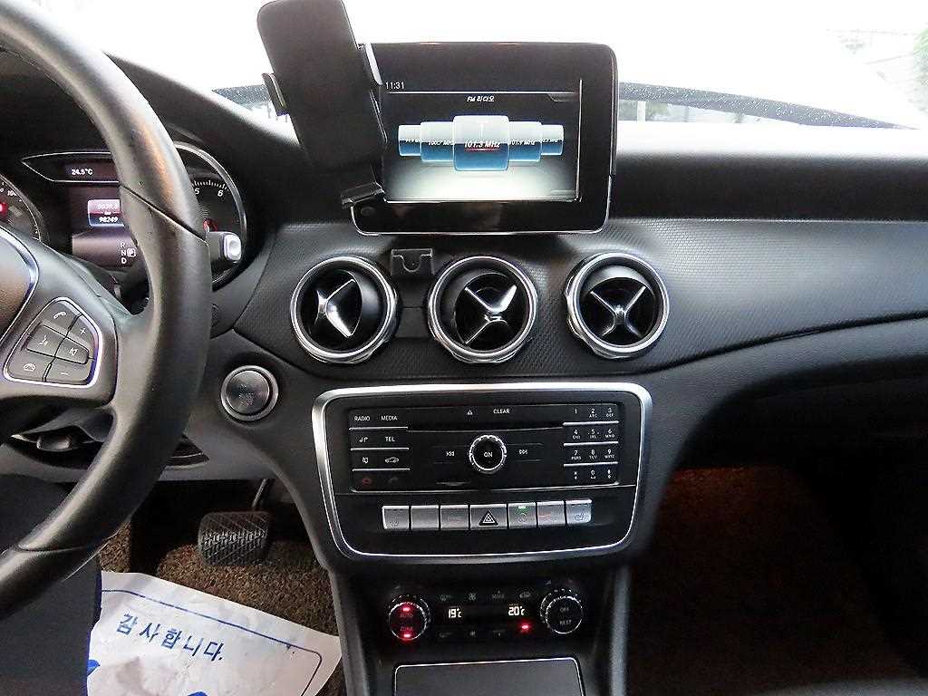 Mercedes-Benz GLA-Class — photo 12