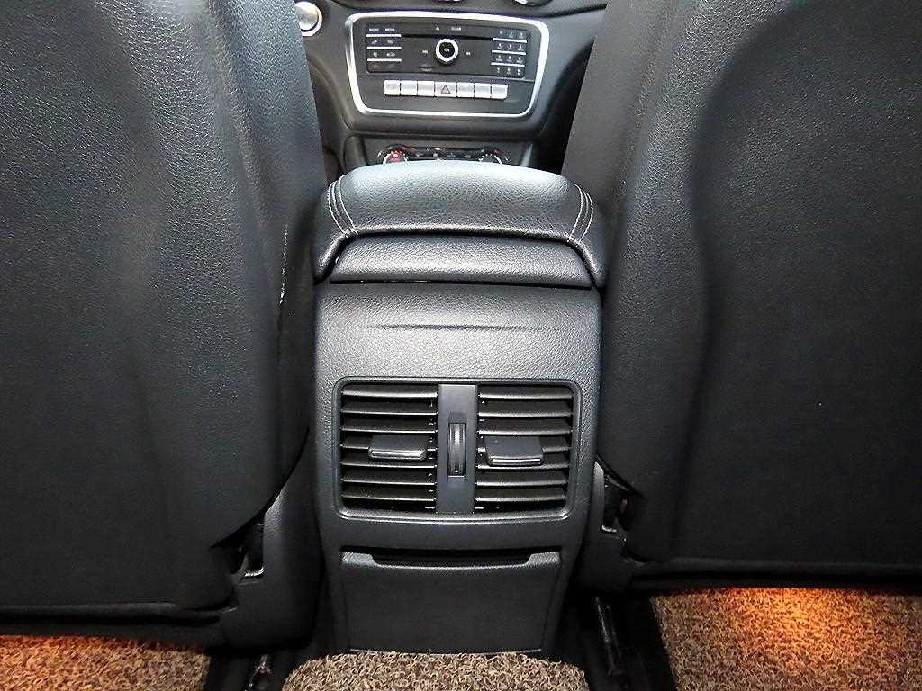 Mercedes-Benz GLA-Class — photo 15