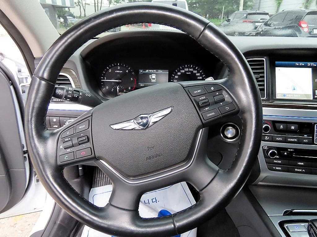 Genesis G80 — photo 08